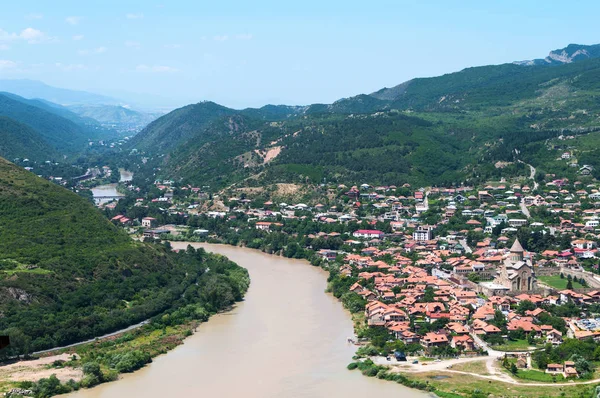 Vista aérea bonita panorâmica de Mtskheta com os rios Kura e Aragvi, Catedral de Svetitskhoveli e complexo de castelo no dia de verão em Mtskheta, Geórgia — Fotografia de Stock