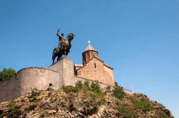 Metekhi kerk en Paardensport standbeeld van koning Vakhtang Gorgasali close-up op een zomerdag, Tbilisi, Georgië — Stockfoto