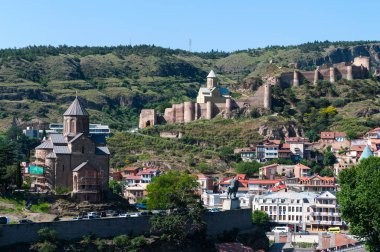 Panoramik Narikala kale eski Tiflis ve Metekhi Kilisesi, Tiflis, Gürcistan