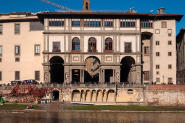 Uffizi Galerisi'ne ve Arno Nehri panoramik manzaralı güneşli bir günde. Florence, İtalya