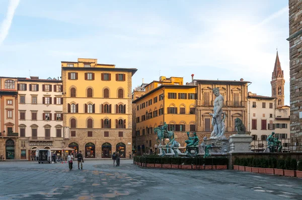 : Φλωρεντία, Ιταλία - 13 Νοεμβρίου 2016: Το σιντριβάνι του Ποσειδώνα και την Piazza della Signoria νωρίς το πρωί — Φωτογραφία Αρχείου