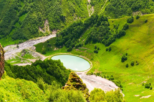 Egy csodálatos nyári táj, a kék tó a hegyek mellett a barátság Arch, Gadauri, Grúzia — Stock Fotó