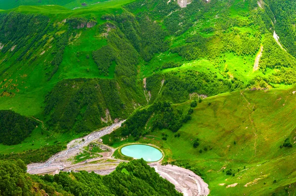 一个美妙的夏天风景与蓝色湖在山旁边友谊拱, Gadauri, 佐治亚 — 图库照片