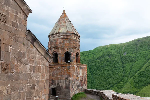 Holy Trinity Church, Tsminda Sameba kerk over Stepantsminda dorp in de buurt van mount Kazbegi in Georgië. — Stockfoto