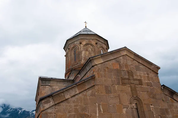 Iglesia de la Santísima Trinidad, Iglesia de Tsminda Sameba sobre la aldea de Stepantsminda cerca del monte Kazbegi en Georgia . — Foto de Stock