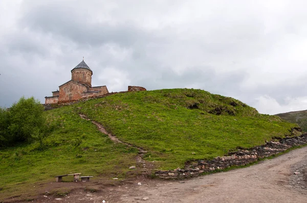 Holy Trinity Church, Tsminda Sameba kerk over Stepantsminda dorp in de buurt van mount Kazbegi in Georgië. — Stockfoto