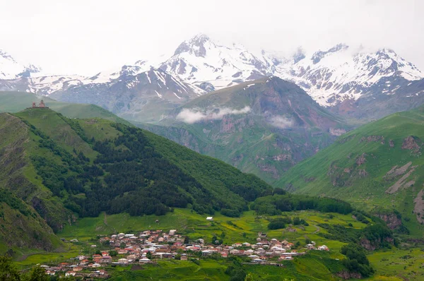 Vacker panoramautsikt över byn Stepantsminda i bergen. Georgien — Stockfoto