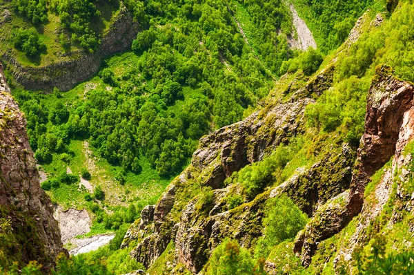 A fenséges és gyönyörű kilátás nyílik kaukázusi hegyekben nyáron. Gudauri, Grúzia. — Stock Fotó