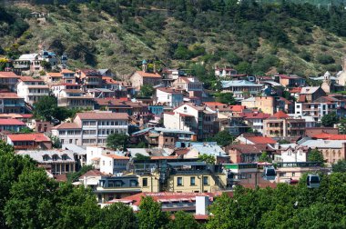 Tiflis, Gürcistan eski şehrin panoramik güzel yaz görünümü.