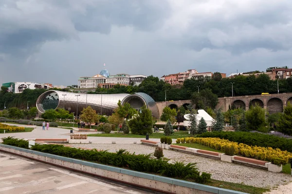 Panoramatické krásné letní pohled Rike Park a prezidentský palác. Tbilisi. Gruzie — Stock fotografie