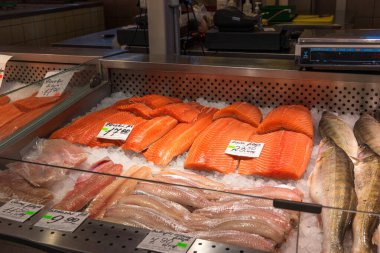 Riga, Letonya - 28 Ekim 2019 Riga Merkez Pazarı 'nda taze balık. Riga, Letonya 'daki balık pazarında buzda somon ve alabalık..