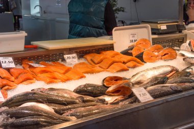 Riga, Letonya - 28 Ekim 2019 Riga Merkez Pazarı 'nda taze balık. Riga, Letonya 'daki balık pazarında buzda somon ve alabalık..
