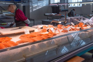 Riga, Letonya - 28 Ekim 2019 Riga Merkez Pazarı 'nda taze balık. Riga, Letonya 'daki balık pazarında buzda somon ve alabalık..