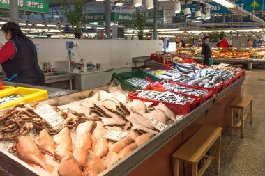 Riga, Letonya - 28 Ekim 2019 Riga Merkez Pazarı 'nda taze balık. Riga, Letonya 'daki balık pazarında buzda çiğ balık..