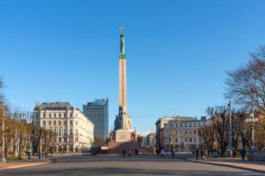 Riga, Letonya - 28 Ekim 2019: Riga 'daki Letonya Özgürlük Anıtı ile Özgürlük Meydanı' nın hava görüntüsü.