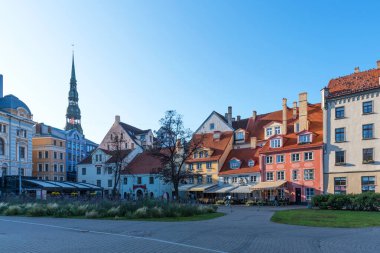 Riga, Letonya - 28 Ekim 2019: Eski şehir Riga, Latvi 'deki güzel ortaçağ binaları ile birlikte Livu meydanı manzaralı.