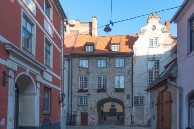 Riga, Letonya - 28 Ekim 2019: Riga 'da sonbaharda ortaçağ caddesinin manzarası