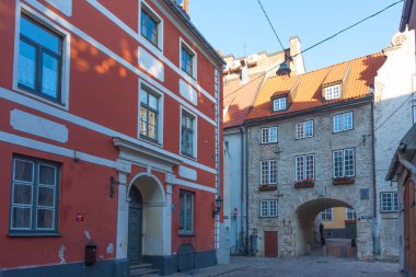 Riga, Letonya - 28 Ekim 2019: Riga 'da sonbaharda ortaçağ caddesinin manzarası