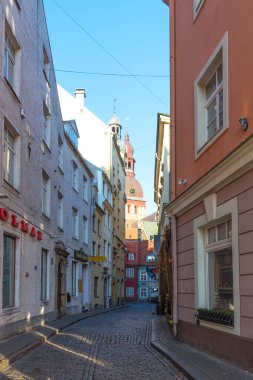 Riga, Letonya - 28 Ekim 2019: Riga, Letonya 'da Riga Katedrali ile ortaçağ caddesinin manzarası.
