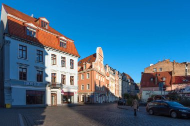 Riga, Letonya - 28 Ekim 2019: Eski Riga, Letonya 'nın güzel sokak manzarası.