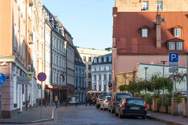 Riga, Letonia - 28 de octubre de 2019: Hermosa vista a la calle del viejo Riga, Letonia . — Foto de Stock
