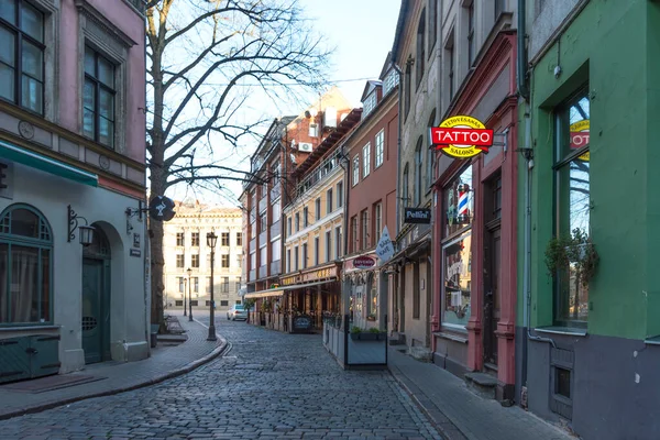 Riga, Letonia - 28 de octubre de 2019: Hermosa vista a la calle del viejo Riga, Letonia . — Foto de Stock