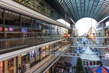 Berlin, Almanya - 23 Kasım 2019: Berlin 'deki alışveriş merkezi Noel ve Yeni Yıl için dekore edilmiştir. Berlin, Almanya.