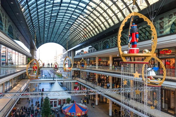 Berlin, Allemagne - 23 novembre 2019 : Centre commercial de Berlin décoré pour Noël et le Nouvel An. Berlin, Allemagne . — Photo