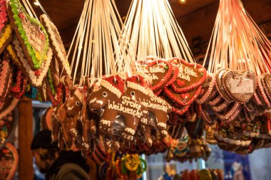 Alman Noel Pazarı 'nda zencefilli kek kalpleri. Berlin, Almanya 'daki Noel Pazarı' nda geleneksel zencefilli kurabiyeler.