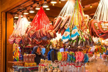 Alman Noel Pazarı 'nda zencefilli kek kalpleri. Berlin, Almanya 'daki Noel Pazarı' nda geleneksel zencefilli kurabiyeler.