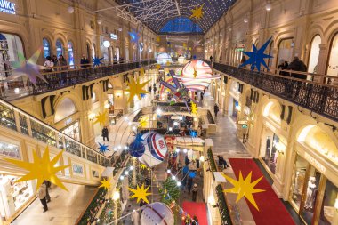 Moskova, Rusya - 25 Aralık 2019: Moskova, Rusya 'da Sakızın Yeni Yıl ve Noel süslemesi.