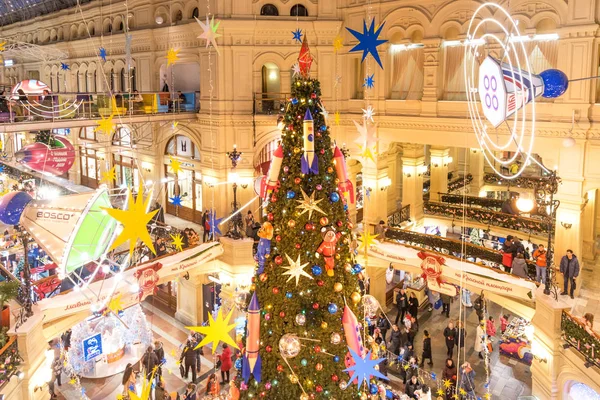 MOSCÚ, RUSIA - 25 DE DICIEMBRE DE 2019: Año Nuevo y decoración navideña del GUM en Moscú, Rusia . —  Fotos de Stock