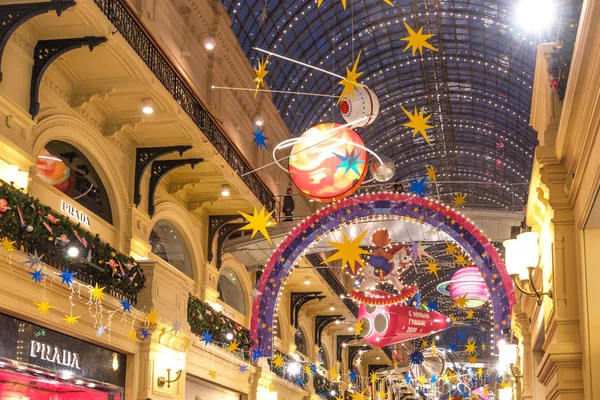 MOSCÚ, RUSIA - 25 DE DICIEMBRE DE 2019: Año Nuevo y decoración navideña del GUM en Moscú, Rusia . —  Fotos de Stock