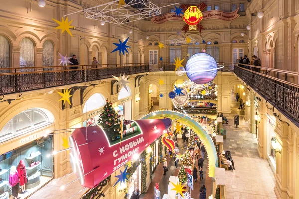 MOSCOW, RÚSSIA - DEZEMBRO 25, 2019: Ano Novo e decoração de Natal da GUM em Moscou, Rússia . — Fotografia de Stock