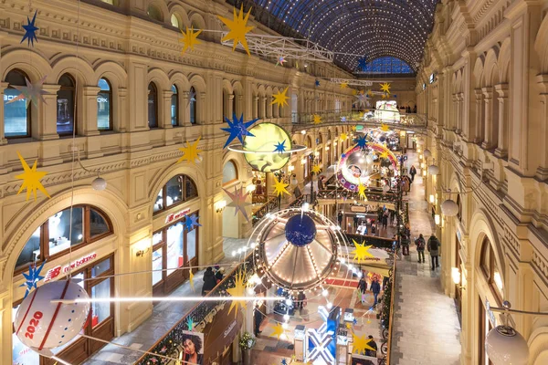 MOSCOW, RÚSSIA - DEZEMBRO 25, 2019: Ano Novo e decoração de Natal da GUM em Moscou, Rússia . — Fotografia de Stock