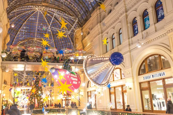 MOSCÚ, RUSIA - 25 DE DICIEMBRE DE 2019: Año Nuevo y decoración navideña del GUM en Moscú, Rusia . —  Fotos de Stock