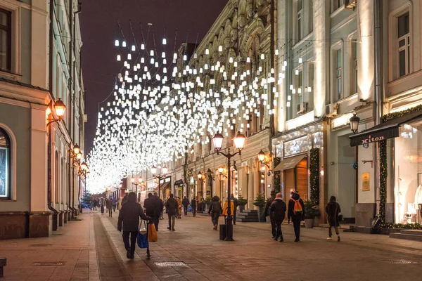 Moskwa, Rosja - 25 grudnia 2019: Nowy Rok i świąteczne dekoracje pasa Stoleshnikova. — Zdjęcie stockowe