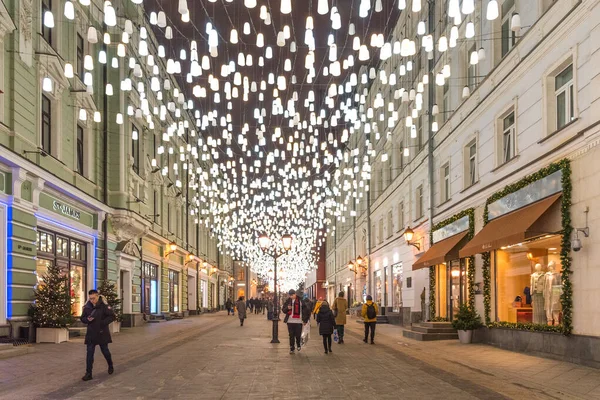 Moskva, Rusko - 25. prosince 2019: Nový rok a vánoční ozdoba ulice Stolešnikov. — Stock fotografie