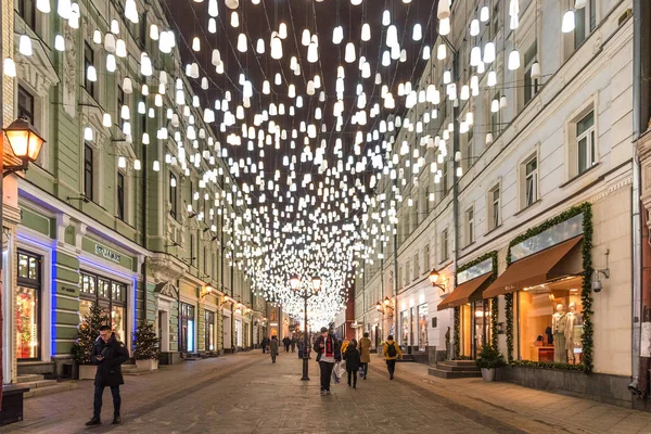 Moskva, Ryssland - 25 december 2019: Nyår och juldekoration av Stoleshnikov Lane. — Stockfoto