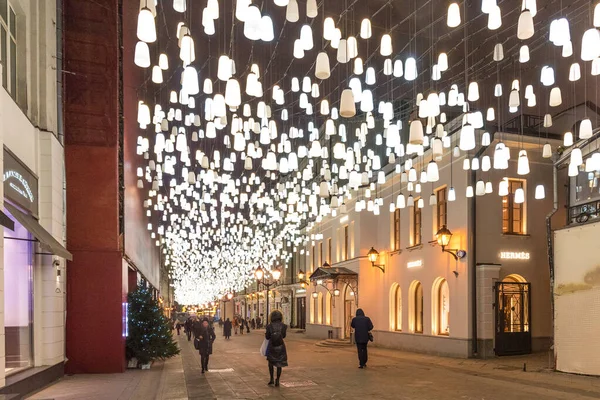 Moskva, Ryssland - 25 december 2019: Nyår och juldekoration av Stoleshnikov Lane. — Stockfoto