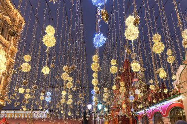 Nikolskaya Caddesi 'nin Yeni Yıl ve Noel süslemeleri.