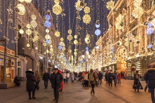 МОСКВА, РОССИЯ - 25 ДЕКАБРЯ 2019 года: новогоднее и рождественское оформление улицы Никольской . — стоковое фото