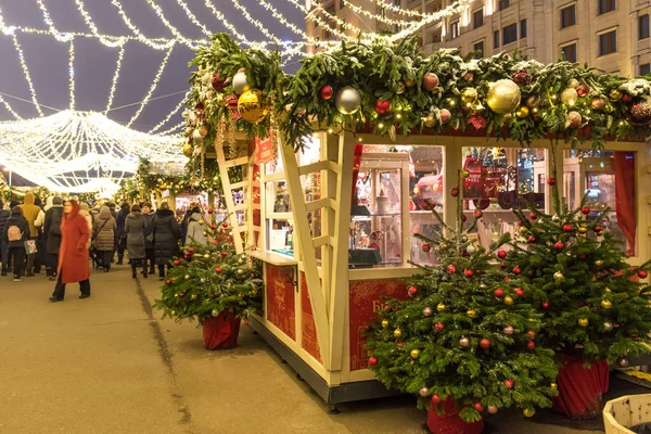 MOSCOU, RUSSIE - 25 DÉCEMBRE 2019 : Nouvel An et décoration de Noël la nuit en hiver sur la place Manezhnaya à Moscou . — Photo