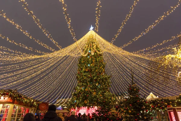 Moskova, Rusya - 25 Aralık 2019: Moskova 'daki Manezhnaya Meydanı' nda gece aydınlatmalı büyük Noel ağacı.