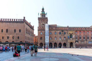 Bologna, İtalya - 17 Eylül 2019: İtalya 'nın Bologna kentinde Palazzo d' Accursio veya Palazzo Comunale ile birlikte Piazza Maggiore 'nin gerçek görüntüsü. Turistlerle merkez meydan.