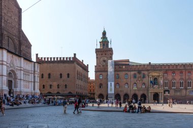 Bologna, İtalya - 17 Eylül 2019: İtalya 'nın Bologna kentinde Palazzo d' Accursio veya Palazzo Comunale ile birlikte Piazza Maggiore 'nin gerçek görüntüsü. Turistlerle merkez meydan.