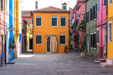 Burano, Venedik, İtalya 'daki renkli evlerin inanılmaz manzarası.