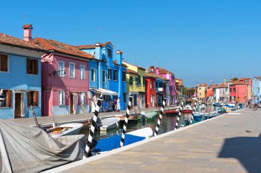 Burano, İtalya - 16 Eylül 2019: Burano 'da renkli boyanmış evlerle resmedilmiş yaz manzarası.