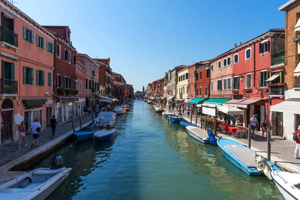 Murano, Italie - 16 septembre 2019 : Vue imprenable sur le canal de Murano avec des boutiques touristiques et des restaurants en Italie . — Photo