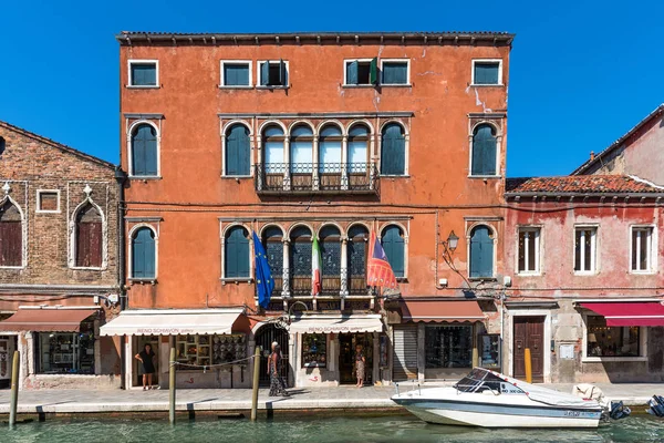 Murano, Italia - 16 de septiembre de 2019: Increíble vista del canal en Murano con tiendas turísticas y restaurantes en Italia . — Foto de Stock